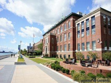 Roberts Riverwalk Urban Hotel