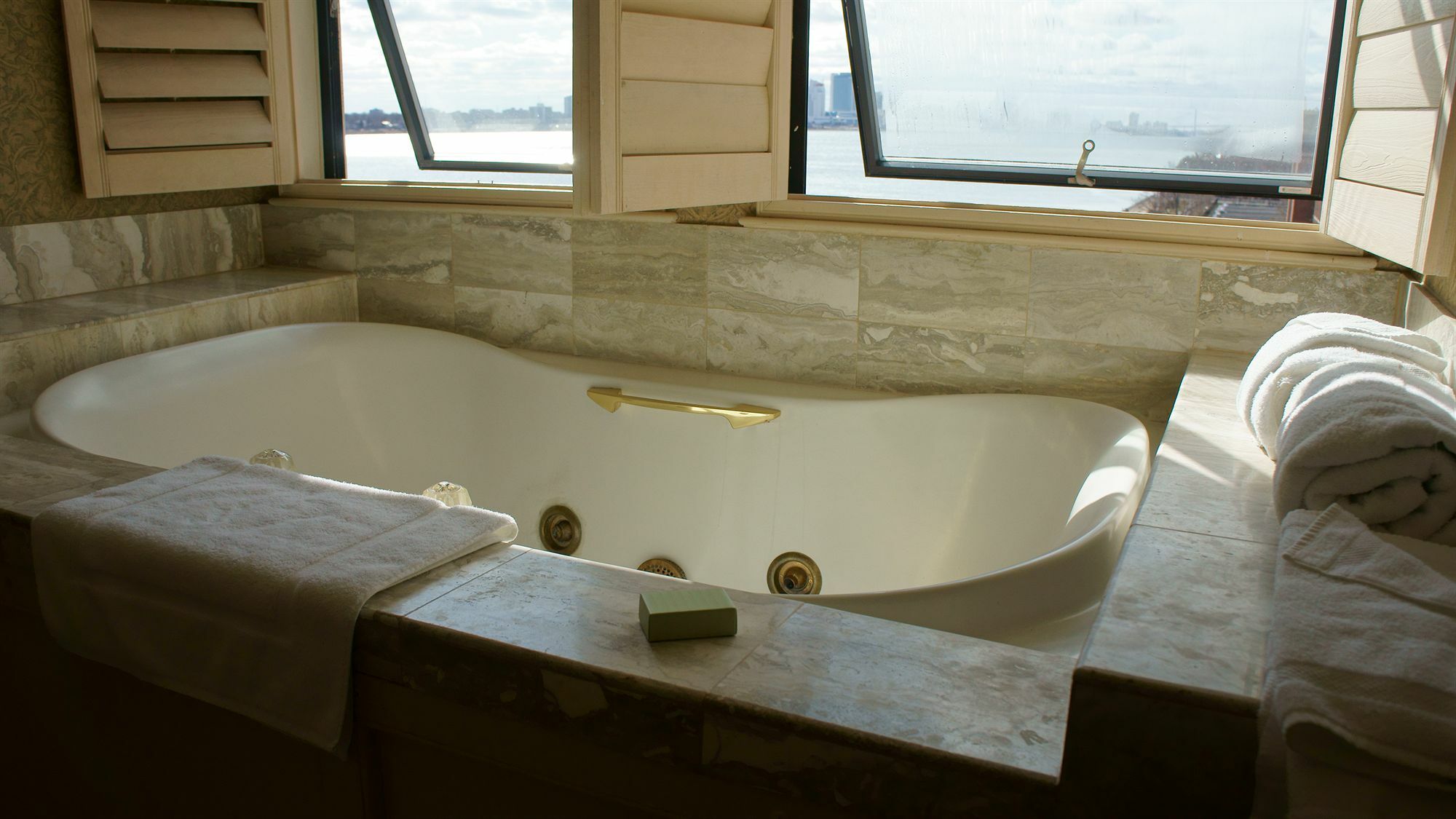 Roberts Riverwalk Urban 3*